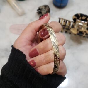 Tri gold bangle beautiful bangle bracelet with stunning detail.​